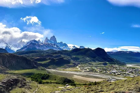 Vista icónica del Monte Fitz Roy con sus picos recortados contra el cielo, imagen principal de la excursión de día completo a El Chaltén desde El Calafate.