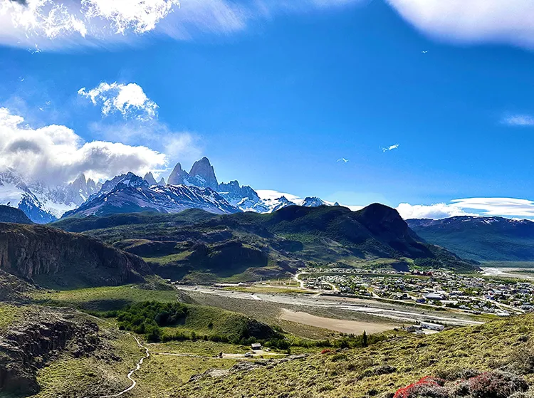 Vista icónica del Monte Fitz Roy con sus picos recortados contra el cielo, imagen principal de la excursión de día completo a El Chaltén desde El Calafate.