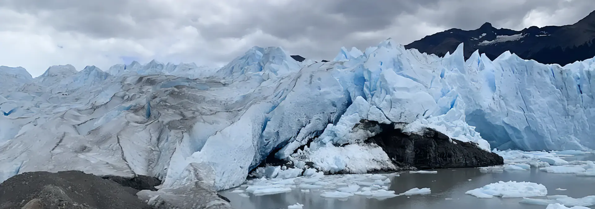 Disfruta del majestuoso Safari Azul con navegación, pasarelas y cercanía al Glaciar Perito Moreno.