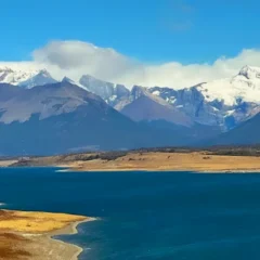 vista panorámica del lago con la cadena montañosa de fondo