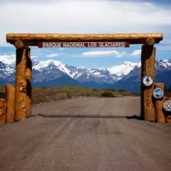 entrada al parque nacional los glaciares con la coordillera de los Andes de fondo