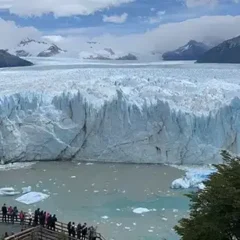 fotografía de las paredes de hielo del glaciar perito moreno desde lo alto de las pasarelas