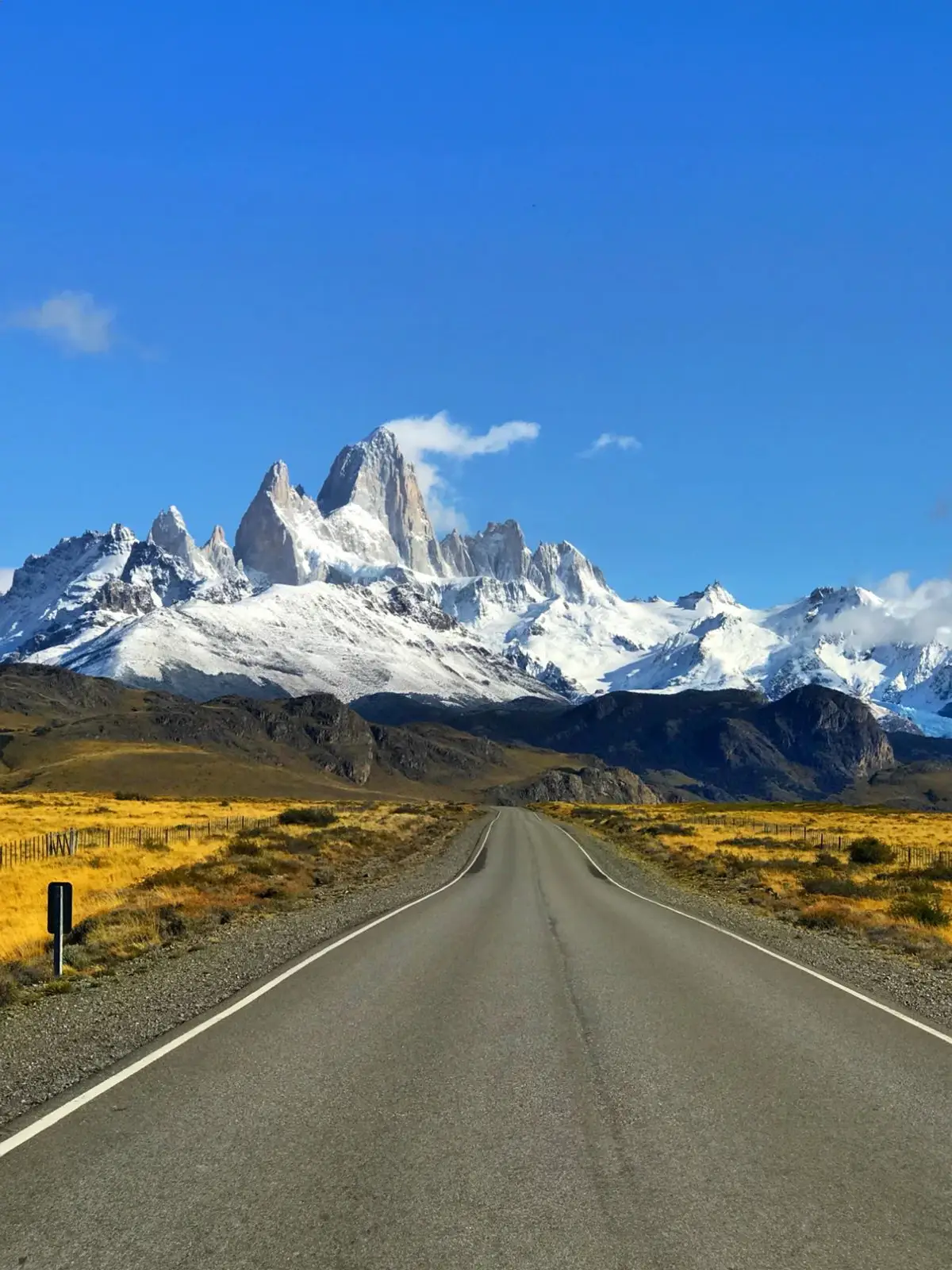 Una vista panorámica de la icónica cordillera del Fitz Roy en la Patagonia argentina...