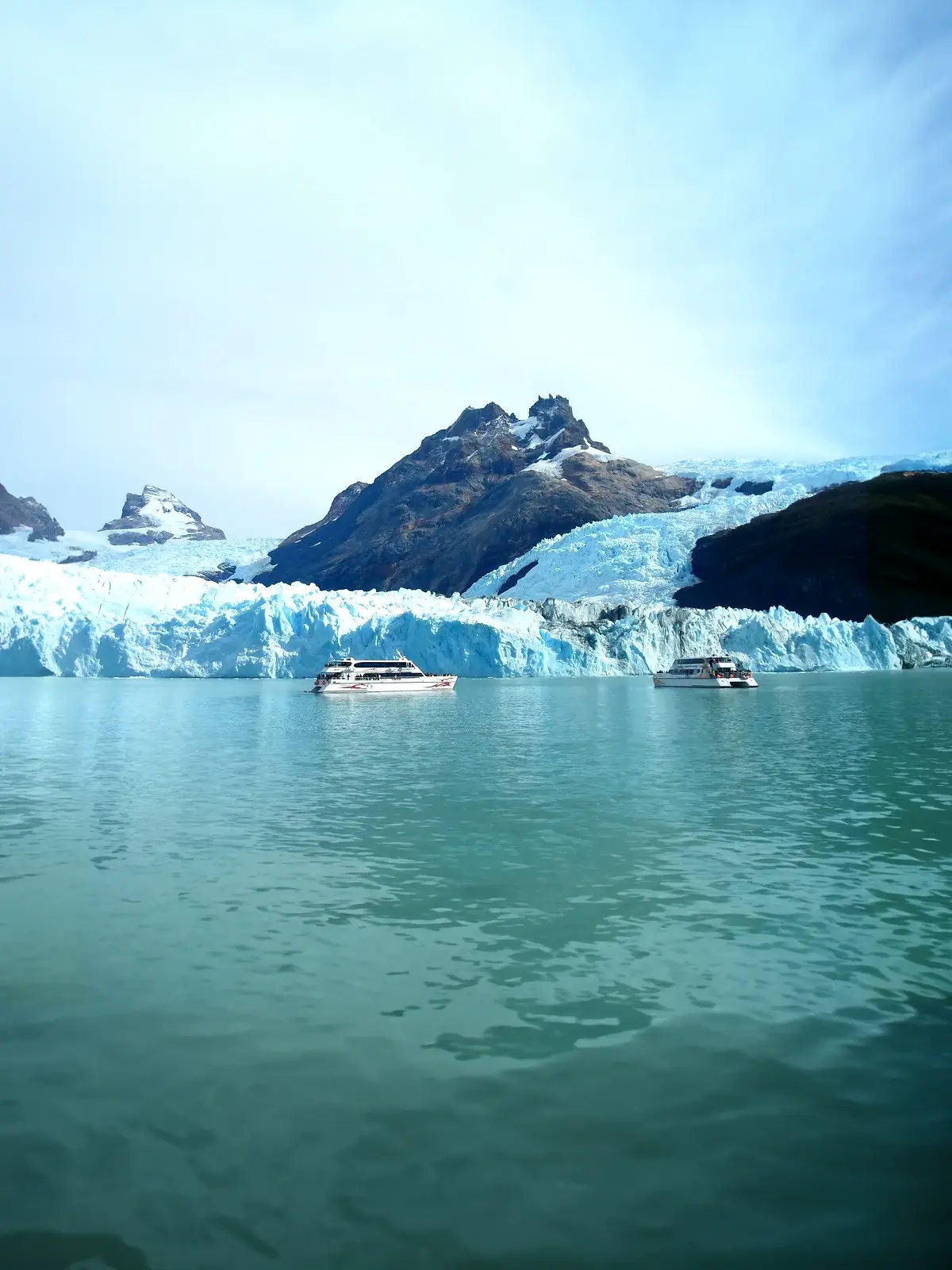 Turistas maravillados frente a la majestuosa pared de hielo del Glaciar Perito Moreno...