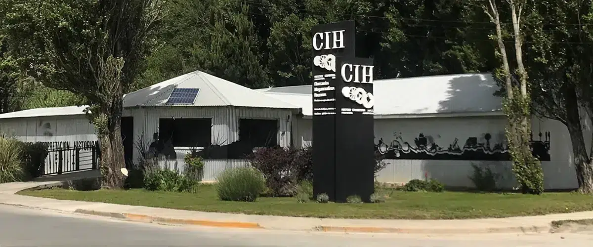 Interior del Centro de Interpretación Histórica de El Calafate con exhibiciones de fósiles y cultura tehuelche