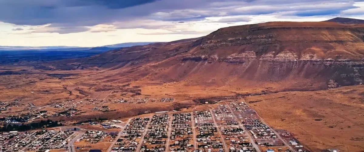 Vista panorámica de la ciudad de El Calafate, el Lago Argentino y la estepa patagónica desde la cima del Cerro Calafate