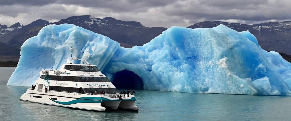 Pasajeros en la cubierta del crucero Glaciares Gourmet observando el Glaciar Perito Moreno