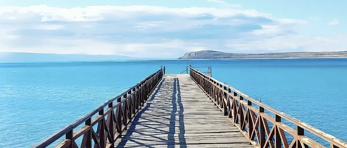 Mirador en Punta Soberana con vista al Lago Argentino y témpanos de hielo flotando