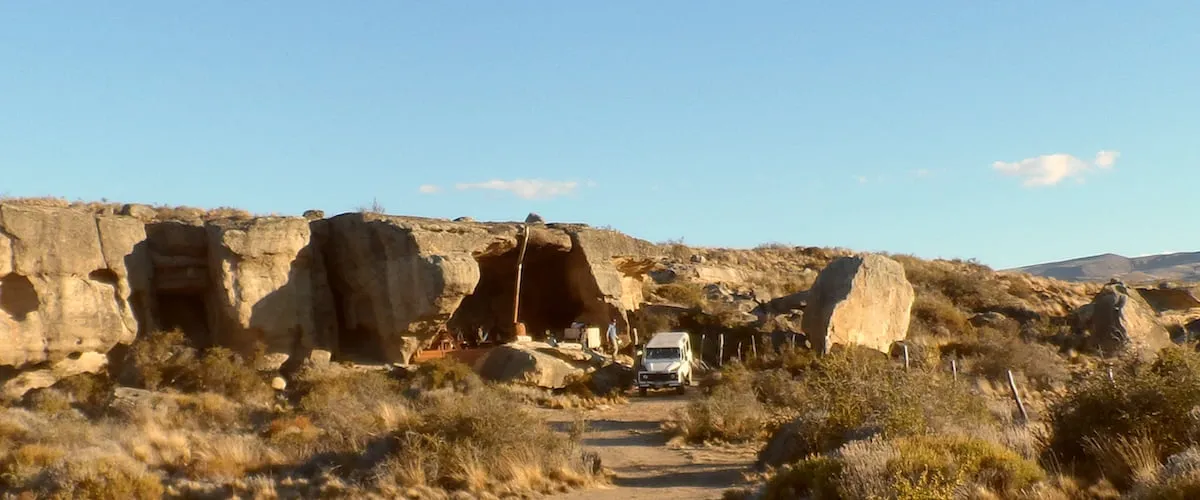 Pinturas rupestres tehuelches de manos y guanacos en las cuevas de Punta Walichu, El Calafate