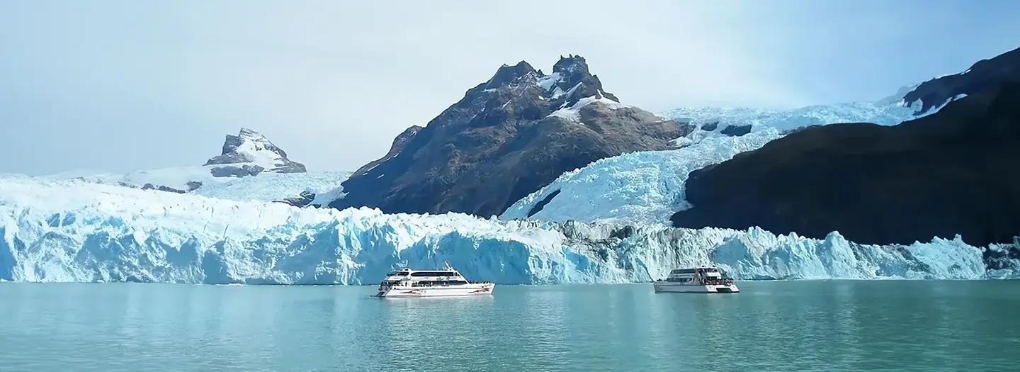 Catamaranes navegando frente a las paredes de hielo en la excursión Todo Glaciares, El Calafate.