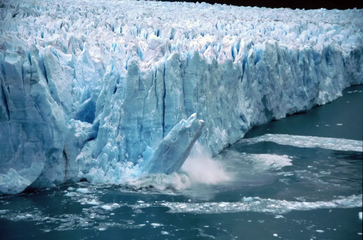 Pared vertical de 135 metros del Glaciar Spegazzini con desprendimiento de hielo cayendo al Lago Argentino durante navegación Todo Glaciares, Parque Nacional Los Glaciares, El Calafate, Patagonia