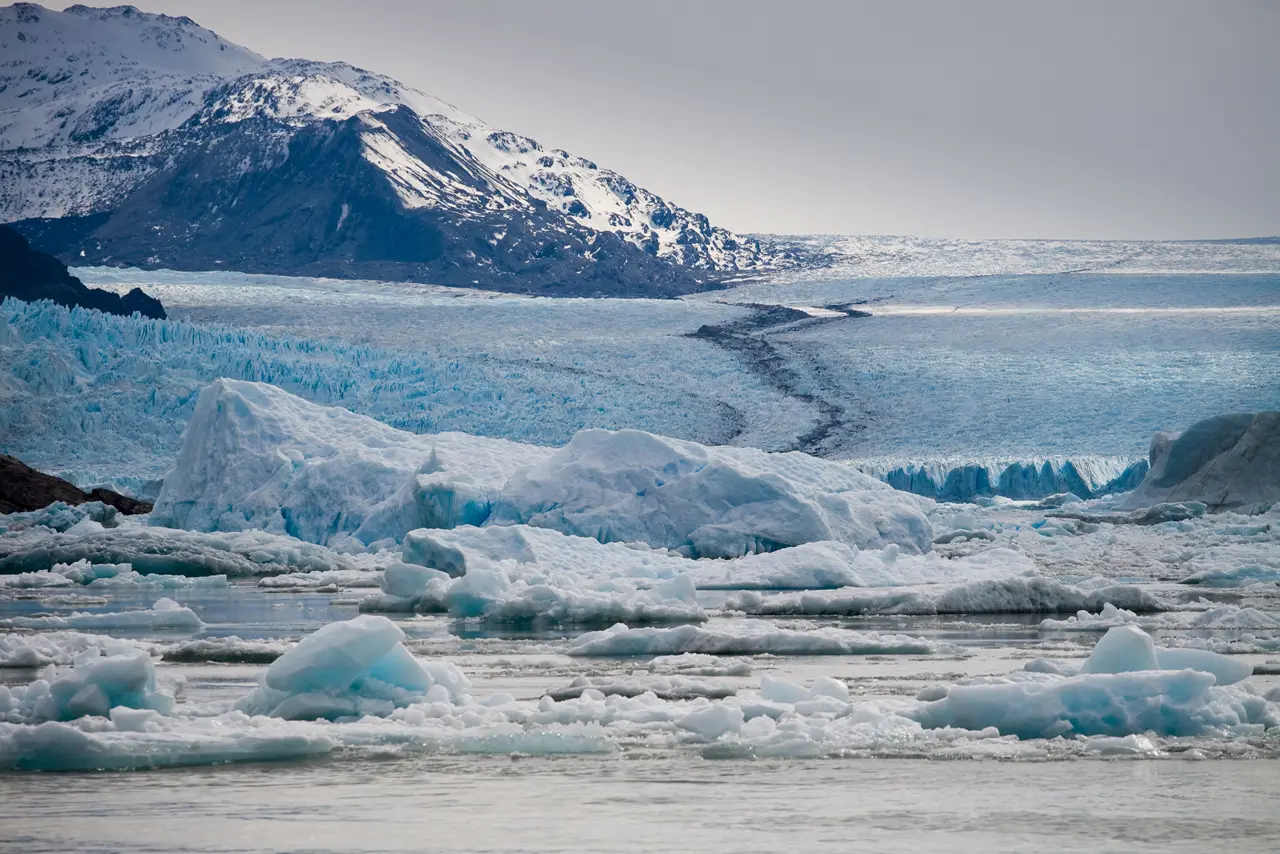 Témpanos de hielo azul flotando en el Canal Upsala frente al Glaciar Upsala en el Parque Nacional Los Glaciares, vista desde navegación Todo Glaciares en El Calafate, Patagonia Argentina